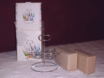 sada skleniček ve stojánku, poklice a forma na řepánky