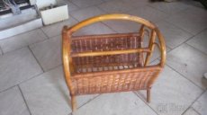 Proutěný košík na noviny