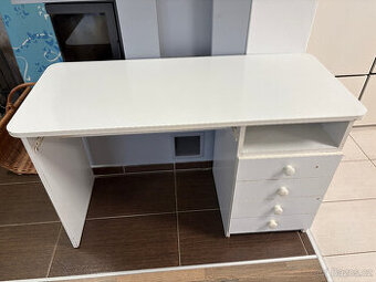 Bílý kancelářský stůl