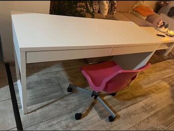 Psací stůl ze židlí