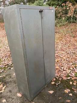 Skříň kovová dvoudveřová s policemi uzamykatelná 2.000 kč