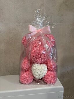 Medvídek velký z pěnových růží