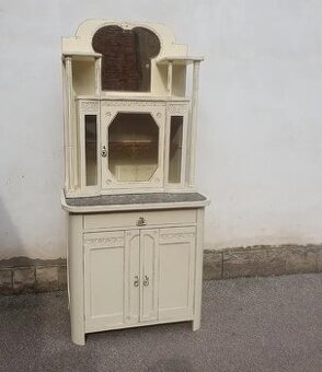 STAROŽITNÁ KREDENC PO CELKOVÉ RENOVACI