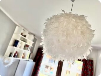 Krásný lustr z peří