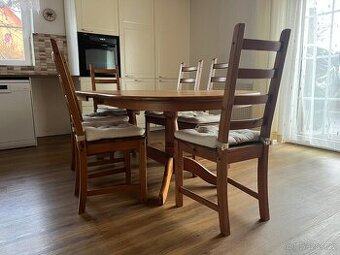 dřevěný rozkládací stůl a židle