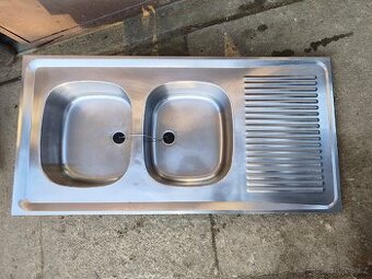 Nerezový kuchyňský dvoudřez