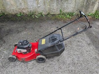 Motorová sekačka Raser , s košem, bez pojezdu.