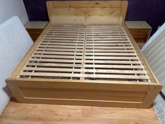 Dřevěná postel 180 cm x 200 cm