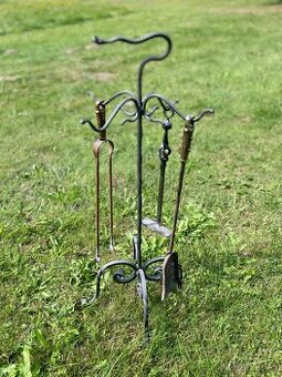 krbové nářádí na stojanu