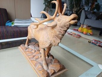 Dřevěný vyřezávaný jelen
