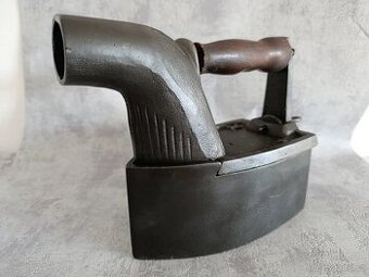 Stará masivní litinová žehlička s komínem – originál, atyp,