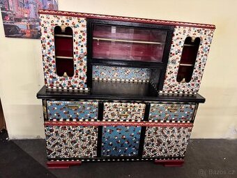 Ručně zdobený mozaikový kredenc – originální designový kus