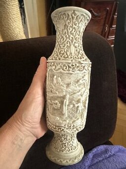 Váza z kamene, na stopce menší oťuk