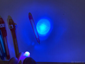 Fix s neviditelným inkoustem a UV světlem.