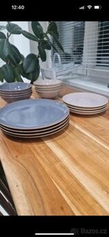 Růžovo-fialový set nádobí do kuchyně IKEA