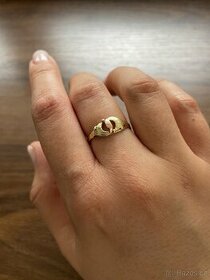 Zlatý dámský prsten