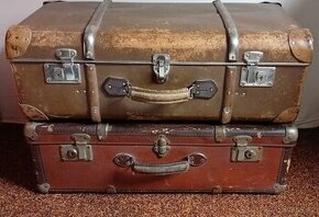 staré kartonové kufry