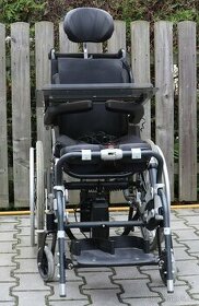 Invalidní vozík s elektrickou vertikalizací.