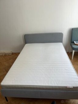 Čalouněná postel IKEA SLATTUM + matrace HAFSLO 140×200 cm