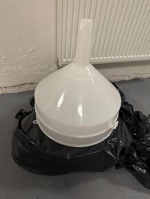 Nálevka 40 cm plastová