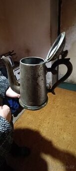 Cínová konvička zdřevěnym uchem - 1