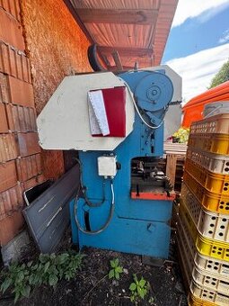 Výstředníkový lis