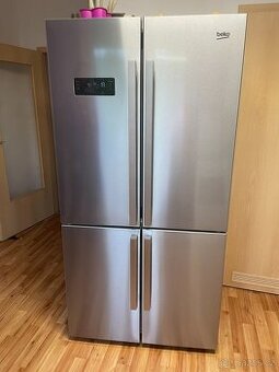 Americká lednice Beko - na díly nebo opravu