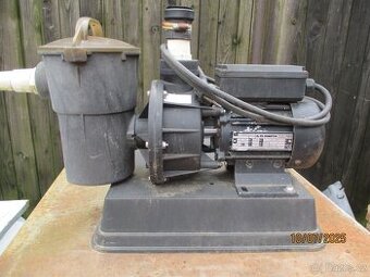 Čerpadlo na vodu do bazénu.