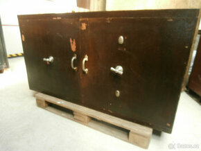 Trezor starý železobetonový zlatnický pult za 11.000 kč