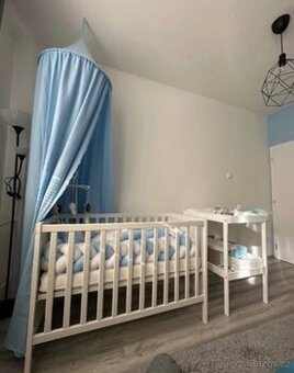 Dětská postýlka včetně zábrany