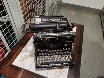 Starožitný psací stroj Underwood  no. 3