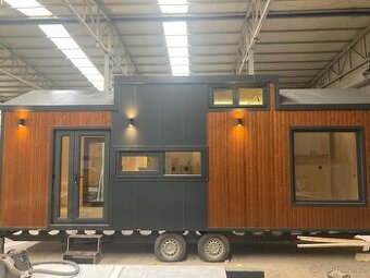 tinyhouse nadherný domek na kolech s SPZ.