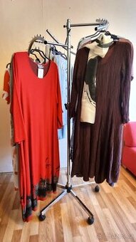 Otočný nastavitelný kovový stojan/věšák na oblečení–TOP stav