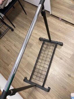 Pojízdný věšák na oblečení