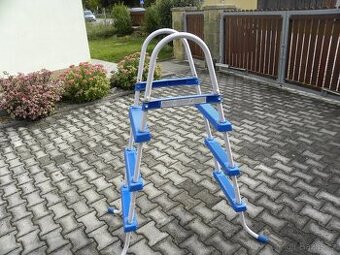 schůdky na bazén