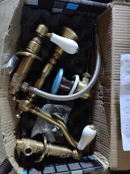 Mosazná baterie do umyvadla, retro styl