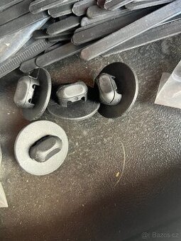 Klipy na fixaci rohoží Škoda