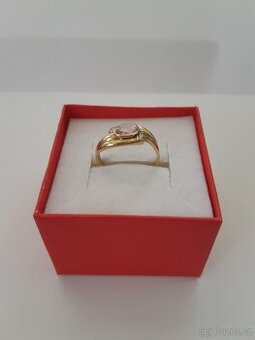 Zlatý prsten s růžovým kamínkem dvěma zirkony