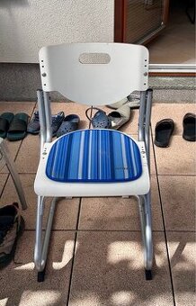 Rostoucí psací stůl a židle