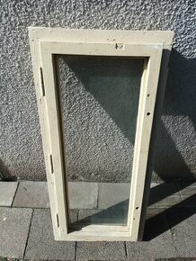 Dřevěné okno s rámem - 1