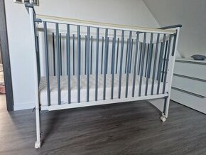 Dřevěná dětská postel