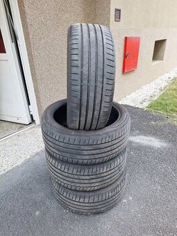 225/40 r18
