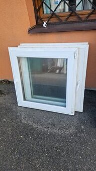 Okno PVC - 900x900 mm - STARŠÍ - 3 KS