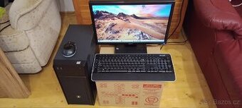 PC s monitorem, bezdrátovou klávesnici a myši Microsoft