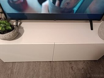 Bílá skříňka pod televizi