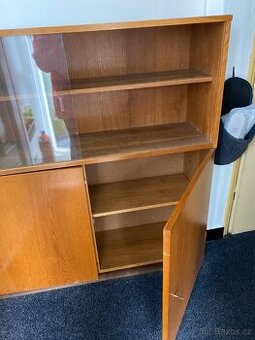 Dřevěná dýhová knihovna