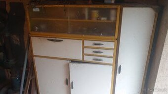 Starý nábytek za odvoz