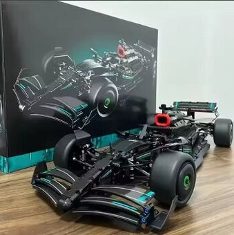 Stavebnice Technic Mercedes-AMG F1 W14 E (náhrada) - 1