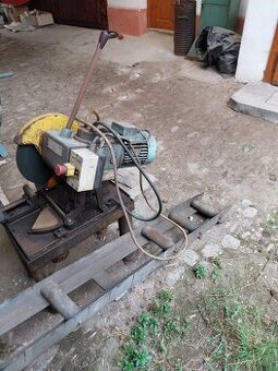 Strojní pila s transporterem