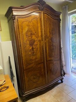 Prodám dvě starožitné skříně z období První republiky